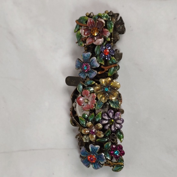 Felicia Vintage-look Crystal Embellished Metal Flowers Stretch Bracelet Watch - Picture 5 of 10